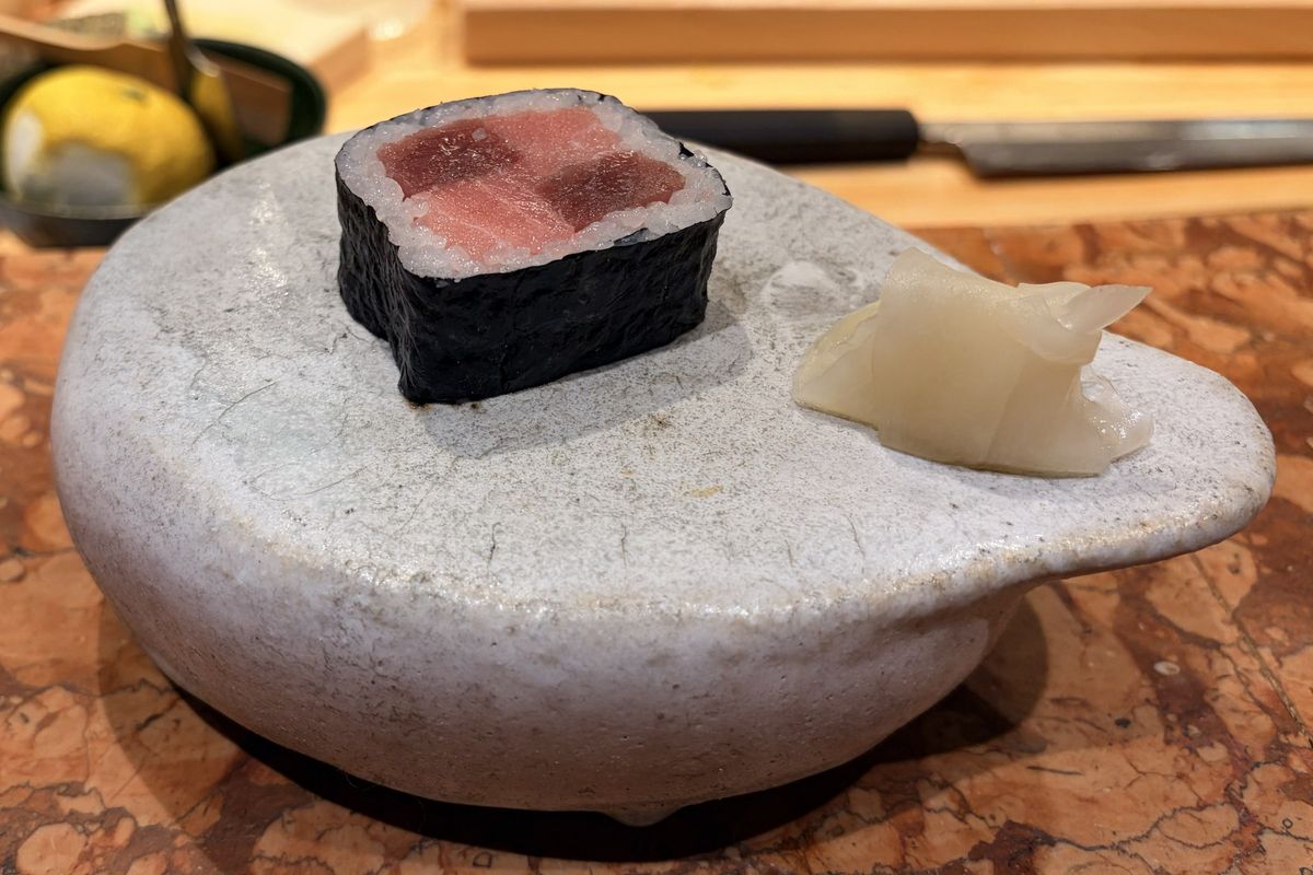 名物 マグロの太巻き 卵黄醤油