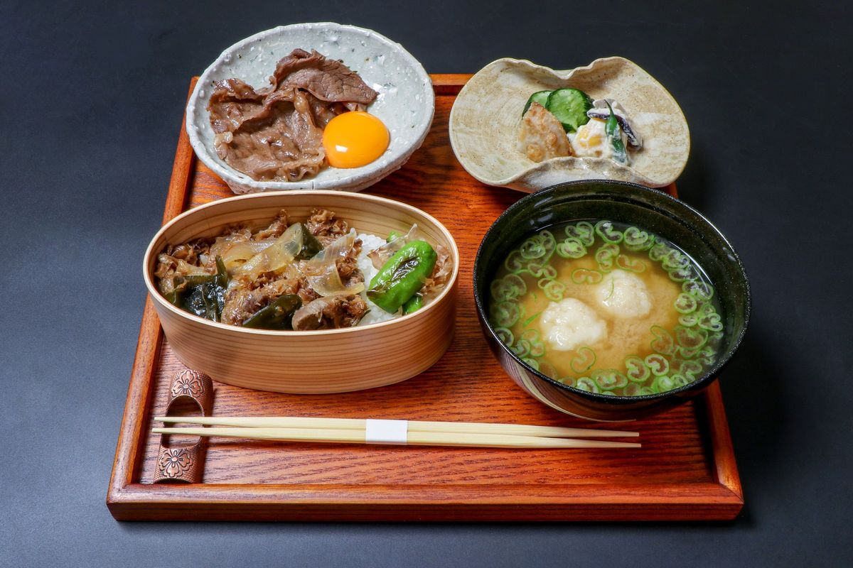 牛すじわっぱ丼と和牛大判すき焼き御膳